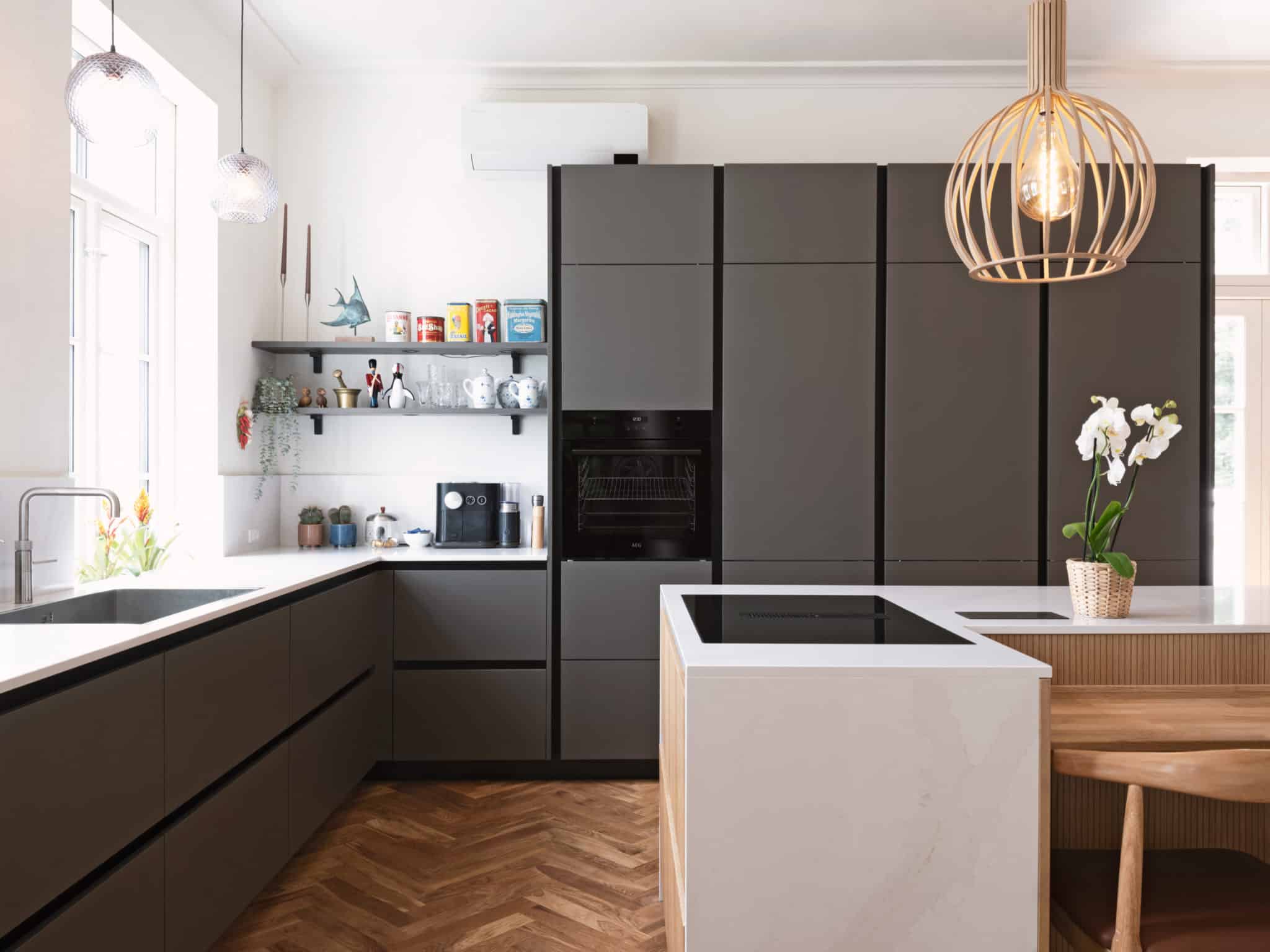Køkken i varme og minimalisme