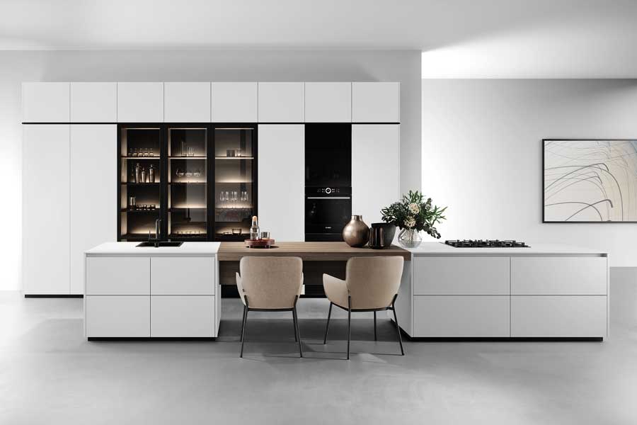 Rotpunkt hvidt, minimalistisk køkken
